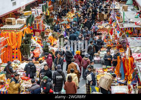 Peking, Chinas autonome Region Xizang. Februar 2024. Die Besucher besuchen einen lokalen Markt für das kommende chinesische Neujahrsfest in Lhasa, der Autonomen Region Xizang im Südwesten Chinas, am 4. Februar 2024. Quelle: Sun Fei/Xinhua/Alamy Live News Stockfoto