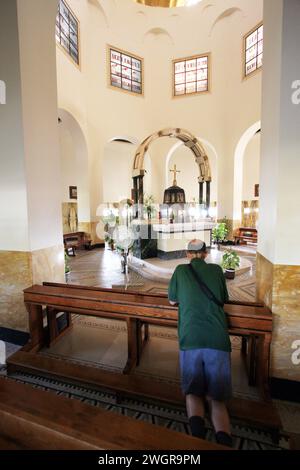 Betender Mensch in der Seligsprechungskirche, dem traditionellen Ort, an dem Jesus die Bergpredigt hielt, Galiläa, Israel Stockfoto