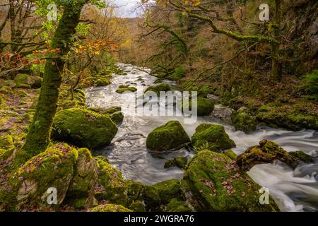 Der Afon Dwyryd River im Eryri Nationalpark (Snowdonia) zwischen Blaenau Ffestiniog und Maentwrog Stockfoto