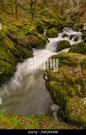 Der Afon Dwyryd River im Eryri Nationalpark (Snowdonia) zwischen Blaenau Ffestiniog und Maentwrog Stockfoto