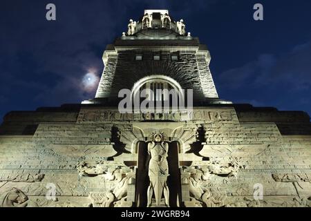 Treppe und Mauerwerk am beleuchteten Denkmal für die Schlacht der Nationen bei Nacht. Leipzig. Sachsen, Deutschland Stockfoto