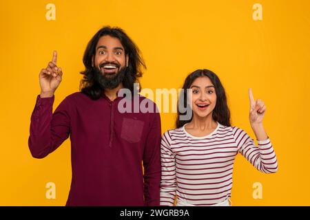 Inspirierte junge indische Männer und Frauen, die eureka-Geste zeigen Stockfoto