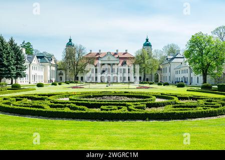 Kozlowka, Polen 29. April 2023 Blick auf den Palast und Garten von Zamoyski im frühen Frühjahr Stockfoto