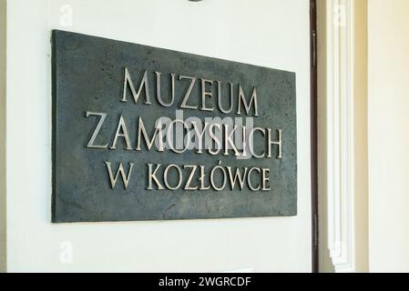 Kozlowka, Polen, 29. April 2023. Schild mit dem Namen „Zamoyski Museum in Kozlowka“ - einem berühmten barocken aristokratischen Palast Stockfoto