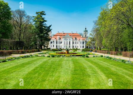 Kozlowka, Polen 29. April 2023 Blick auf den Palast und Garten von Zamoyski im frühen Frühjahr Stockfoto