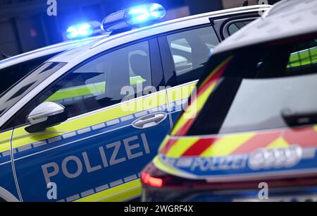 Mainz, Deutschland. Februar 2024. Drei Audi Q4 e-tron Patrouillenwagen, die im Rahmen eines Pilotprojekts getestet werden, stehen im Innenhof des Innenministeriums am Rande der Präsentation des neuen Polizeigesetzes. Das neue Gesetz soll auch die Polizeiausrüstung modernisieren. Vermerk: Arne Dedert/dpa/Alamy Live News Stockfoto