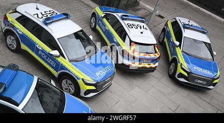 Mainz, Deutschland. Februar 2024. Drei Audi Q4 e-tron Polizeifahrzeuge, die im Rahmen eines Pilotprojekts getestet werden, stehen im Innenhof des Innenministeriums am Rande der Präsentation des neuen Polizeigesetzes. Das neue Gesetz zielt auch darauf ab, die Polizeiausrüstung zu modernisieren. Vermerk: Arne Dedert/dpa/Alamy Live News Stockfoto