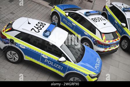 Mainz, Deutschland. Februar 2024. Drei Audi Q4 e-tron Polizeifahrzeuge, die im Rahmen eines Pilotprojekts getestet werden, stehen im Innenhof des Innenministeriums am Rande der Präsentation des neuen Polizeigesetzes. Das neue Gesetz zielt auch darauf ab, die Polizeiausrüstung zu modernisieren. Vermerk: Arne Dedert/dpa/Alamy Live News Stockfoto
