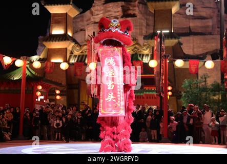 Riad, Saudi-Arabien. Februar 2024. Während einer Veranstaltung, die am 5. Februar 2024 im Chinatown of the Boulevard World in Riad, Saudi-Arabien, das kommende chinesische Lunar New Year oder das Frühlingsfest feiert, werden Löwentanze beobachtet. Quelle: Wang Dongzhen/Xinhua/Alamy Live News Stockfoto