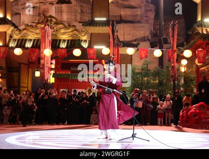 Riad, Saudi-Arabien. Februar 2024. Ein Schauspieler spielt erhu, ein traditionelles Musikinstrument in China, während einer Veranstaltung, die das kommende chinesische Mondneujahr oder das Frühlingsfest im Chinatown der Boulevard World in Riad, Saudi-Arabien, am 5. Februar 2024 feiert. Quelle: Wang Dongzhen/Xinhua/Alamy Live News Stockfoto