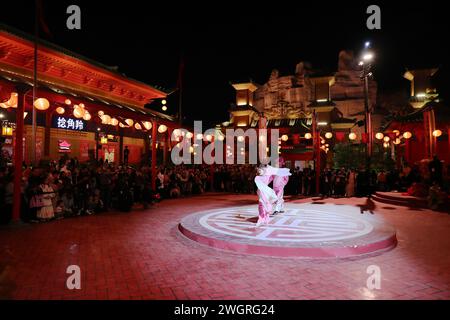 Riad, Saudi-Arabien. Februar 2024. Schauspieler treten am 5. Februar 2024 im Chinatown of the Boulevard World in Riad, Saudi-Arabien, auf, um das kommende chinesische Mondneujahrsfest oder das Frühlingsfest zu feiern. Quelle: Wang Dongzhen/Xinhua/Alamy Live News Stockfoto