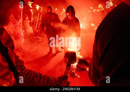 Mitglieder des Jarl Squad 2024 marschierten durch Lerwick auf den Shetland Isles während des Up Helly AA Festivals. Im ersten Jahr waren Mädchen im Jarl-Team. Stockfoto