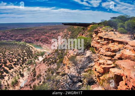 Der Canyon des Murchison River in der Wüste des Kalbarri National Park, Western Australia. Auf der rechten Seite der Kalbarri Skywalk Stockfoto