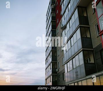 Mehrstöckiges Wohngebäude in Perspektive vor dem Hintergrund des Abendhimmels Stockfoto