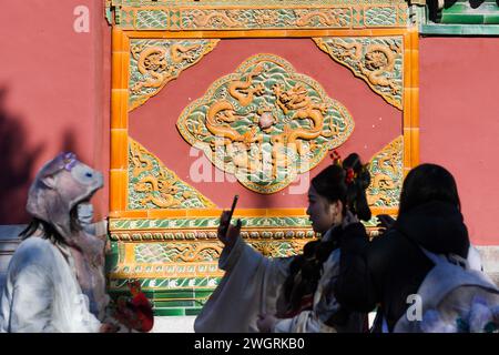 (240206) -- PEKING, 6. Februar 2024 (Xinhua) -- Touristen besuchen Beihai Park in Peking, Hauptstadt Chinas, 24. Januar 2024. Die Pekinger Zentralachse, kurz Zhongzhouxian, wurde in der Yuan-Dynastie (1271–1368) gegründet und erstreckt sich 7,8 Kilometer zwischen dem Yongding-Tor im Süden der Stadt und dem Trommelturm und Glockenturm im Norden. Tore, Paläste, Tempel, Plätze und Gärten der Altstadt sind alle mit der Achse verbunden. Als sich das Frühlingsfest des Jahres des Drachen nähert, wurden viele festliche Elemente mit dem Thema „Drache“ auf der Achse von Peking entdeckt, was den Bürgern einen bringt Stockfoto