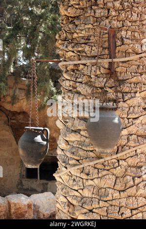 Alte Tonkrüge hängen an einer Palme in Bethlehem, Israel Stockfoto