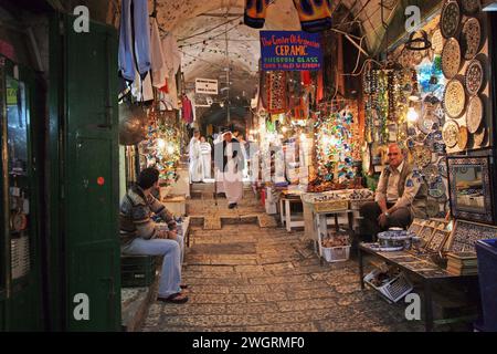 Alle Arten von Souvenirläden in einer der kleinen Straßen der Altstadt von Jerusalem, Israel Stockfoto