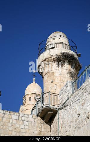 Der Glockenturm der Benediktiner Dormition Abbey steht parallel zu einem muslimischen Minarett, das auf dem Grab des König Davids in Jerusalem, Israel, errichtet wurde Stockfoto