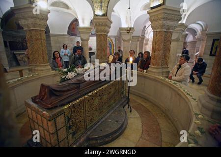 Die hölzerne Statue der Jungfrau Maria im Zentrum der Krypta in der Dormition Church Jerusalem, Israel Stockfoto