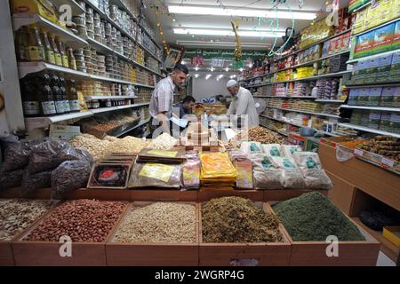 Eine Auswahl an Samen, Kräutern und Gewürzen auf dem geschäftigen überdachten Straßenmarkt in der Altstadt von Jerusalem, Israel Stockfoto