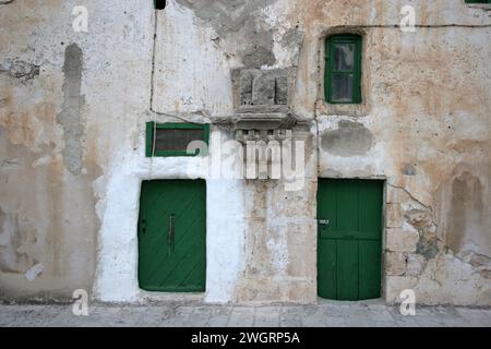 Türen zu Zellen des äthiopischen Klosters Deir es Sultan auf dem Dach der Heiligen Grabeskirche in Jerusalem, Israel Stockfoto