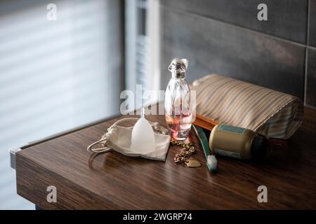 Damen Schlafzimmer Sideboard mit Hygieneartikeln für Frauen, bereit für den Gebrauch Stockfoto