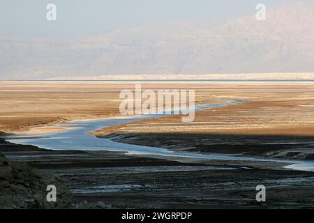 Ein Sinkloch, das durch den rückläufigen Wasserspiegel des Toten Meeres verursacht wurde. Eine heiße Wasserquelle füllt das Loch, das Tote Meer, Israel Stockfoto