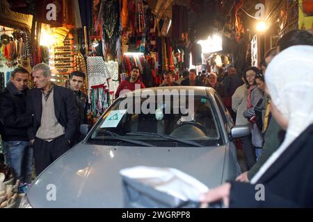 Menschenmassen auf dem Souk überdachten Markt, im muslimischen Viertel der Altstadt, Jerusalem, Israel Stockfoto