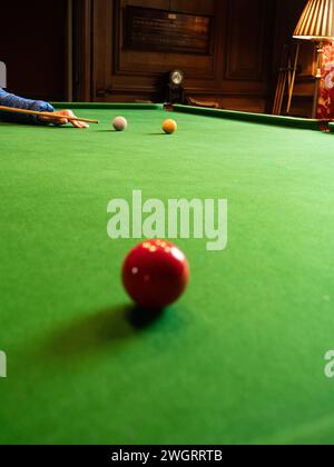 Snookertische mit roter, gelber und weißer Kugel. Stockfoto