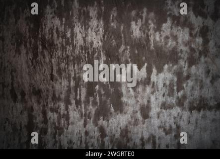 Abstrakter Hintergrund der dunklen nassen Betonwandstruktur. Stockfoto