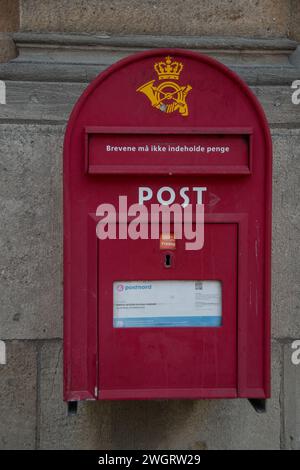 Sonderborg, Dänemark 16. Mai 2023, Roter dänischer Briefkasten an einer Fassade Stockfoto