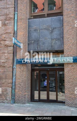 Sonderborg, Dänemark 16. Mai 2023, das Markenlogo „Danske Bank“ vor einer Filiale Stockfoto