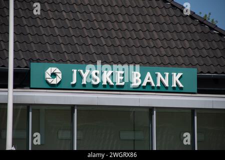 Sonderborg, Dänemark 16. Mai 2023, das Markenlogo der dänischen Bank "Jyske Bank" vor einer Filiale Stockfoto