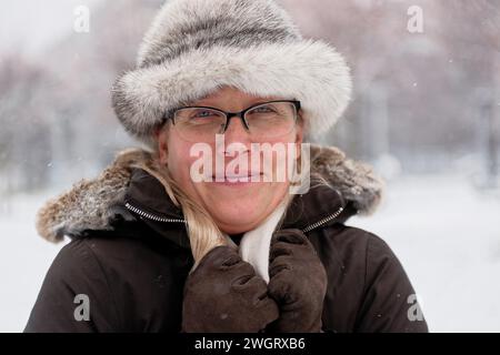 Frau unter Schnee, Mailand, Italien Stockfoto