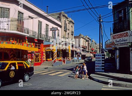 Frau mit Kindern auf einer Fußgängerüberfahrt in der calle Necochea, La Boca Bezirk, Buenos Aires, Argentinien Stockfoto
