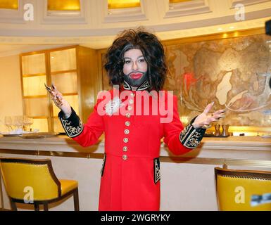 Harald Gloeoeckler bei der Anja Gockel Fashionshow W25 Pulse of Gaia im Hotel Adlon in Berlin. *** Harald Gloeoeckler bei der Anja Gockel Modenschau W25 Pulse of Gaia im Hotel Adlon in Berlin Stockfoto