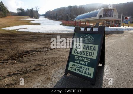 Ein Schild informiert die Besucher darüber, dass das Skigebiet Wachusett Mountain im Dezember 2015 wegen Schneemangel in Westminster, Massachusetts, USA, geschlossen ist. Stockfoto