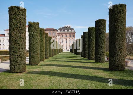 VENARIA REALE, ITALIEN - 29. MÄRZ 2023: Schlosspark Reggia di Venaria mit zylindrischen Hecken, symmetrischer Blick bei Frühlingssonne Stockfoto