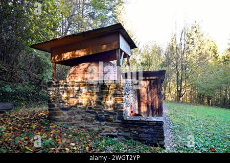 Österreich, alter Kalkofen mit angrenzender Holzkohlebrennerhütte im Naturpark Geschreibenstein im südlichen Burgenland Stockfoto