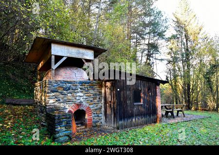 Österreich, alter Kalkofen mit angrenzender Holzkohlebrennerhütte im Naturpark Geschreibenstein im südlichen Burgenland Stockfoto