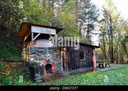 Österreich, alter Kalkofen mit angrenzender Holzkohlebrennerhütte im Naturpark Geschreibenstein im südlichen Burgenland Stockfoto