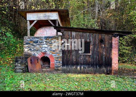 Österreich, alter Kalkofen mit angrenzender Holzkohlebrennerhütte im Naturpark Geschreibenstein im südlichen Burgenland Stockfoto