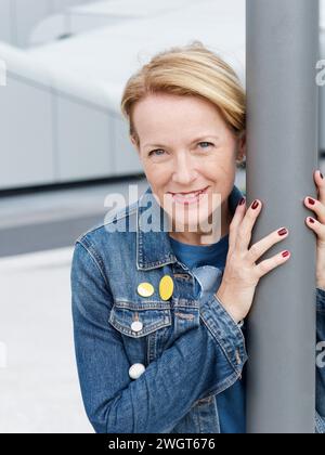 Blonde Frau in der Stadt, Mailand, Italien. Stockfoto