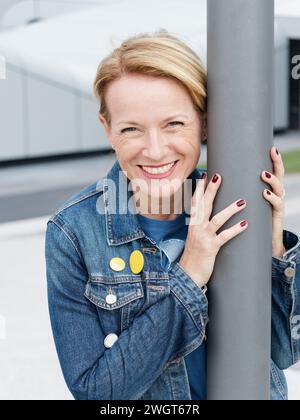 Blonde Frau in der Stadt, Mailand, Italien. Stockfoto