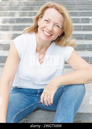 Blonde Frau in der Stadt, Mailand, Italien. Stockfoto