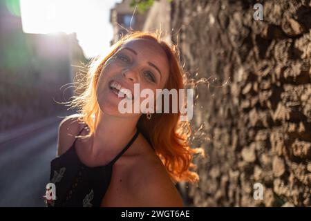 Junge Frau mit roten Haaren, lachend, Rom, Italien Stockfoto