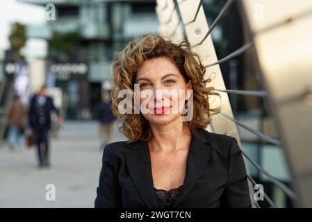 Frau mit blonden Locken, Mailand, Italien. Stockfoto