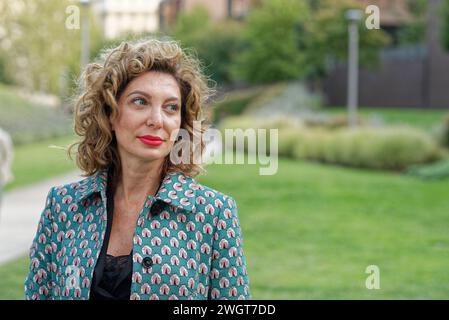 Frau mit blonden Locken, Mailand, Italien. Stockfoto