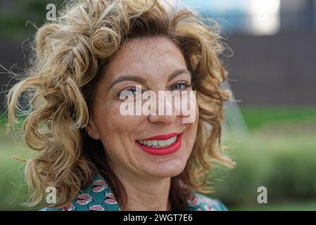 Frau mit blonden Locken, Mailand, Italien. Stockfoto