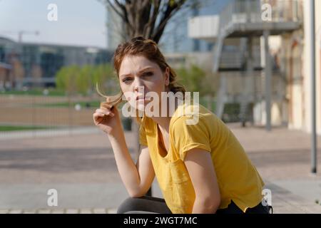 Eine junge Frau in der Stadt, Mailand, Italien. Stockfoto